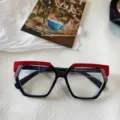 Vista detallada de las gafas de bloqueo de luz azul cuadradas irregulares de moda. - Rojo y Negro
