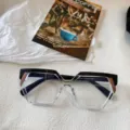 Vista detallada de la montura de gafas anti-luz azul cuadrada irregular con bloques de color. - Degradado de Negro a Transparente