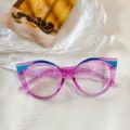 Primer plano de la montura de gafas estilo ojo de gato rosa con detalles azules. - Rosa rojo