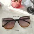 Braune Katzenauge Sonnenbrille Detailansicht mit leichtem 24g Design und klaren Maßen. - Grau Tee Verlauf