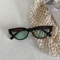 Primer plano de gafas de sol retro ojo de gato con montura carey y lentes verdes. - Carey Lente Verde