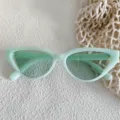 Vista detallada de gafas de sol ojo de gato verde menta, retro de moda con montura pequeña. - Verde