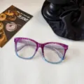 Vista detallada de grandes gafas cuadradas anti-luz azul con degradado de color. - Circonita Azul Púrpura