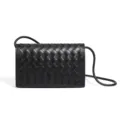 Bolso bandolera de piel tejida negra con correa fina, diseño compacto para teléfono. - Negro