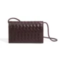 Donkerbruine geweven lederen crossbody tas met flap en slanke riem voor dagelijks gebruik. - Chocolade (Druivenpaars)