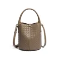 Geflochtene Leder Beuteltasche fuer Damen, elegante Luxus Umhaengetasche mit Henkel. - Kieferntee