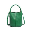 Grüne geflochtene Leder Eimer Tasche mit Henkel und stilvollem Umhängeriemen für Damen. - Grün