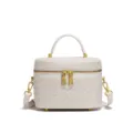 Weiße geflochtene Leder Kosmetiktasche Box mit goldener Hardware und elegantem Schultergurt. - Sandfarben