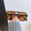 Lunettes de soleil tendance avec monture noire et verres marron pour une protection UV idéale. - Monture Noire Verres Marrons