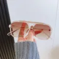 Lunettes de soleil dégradées tendance avec monture rose transparente et détails chics. - Monture Thé Transparente Verres Double Marron