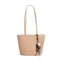 Bolso tote de cuero trenzado marrón con asas largas y colgante de cuentas decorativas. - Color Maltosa