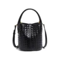 Klassische schwarze geflochtene Leder Eimer Tasche mit Griff und Riemen fur elegante Damen. - Schwarz