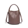 Elegante gewebte Leder Eimer Tasche für Damen, braune Umhängetasche mit Henkel und Gurt. - Taubengrau