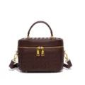 Dunkelbraune geflochtene Leder Kosmetiktasche mit Henkel, goldener Hardware und Schultergurt. - Traubenlila / 0.7