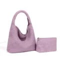 Lila geflochtene Umhängetasche mit passender Tasche, stilvolle minimalistische Hobo-Damentasche. - Flieder