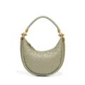 Geflochtene Halbmond Hobo Umhängetasche für Damen, elegante Leder Handtasche mit Metallteilen. - Travertingrün