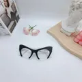 Stijlvolle kattenoog montuurblauwe lichtblokkerende bril met trendy zwart-wit design. - Zwart Frame Witte Poten
