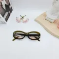 Gafas de sol ovaladas retro con montura verde oliva y lentes tintadas. Vista detallada. - Verde Gelatina