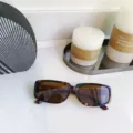 Schicke rechteckige Schildpatt-Sonnenbrille mit stilvollem Kettendetail für den Alltag. - Leopardenprint