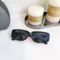 Modische quadratische Sonnenbrille für Damen, trendiger Kettendesign schwarzer Rahmen. - Schwarz