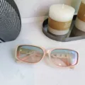 Schicke rosa quadratische Sonnenbrille für Damen mit stilvollen Kettenelementen und UV-Schutz. - 58□13-132 CE / Reisrosa