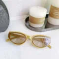 Gafas de sol cat-eye con montura pequeña y color ámbar amarillo para gran estilo. - Amarillo