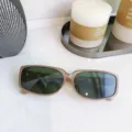 Schicke quadratische Damen-Sonnenbrille mit stilvollen braunen Rahmen und dunkelgrünen Gläsern chic. - Milchtee-Farbe
