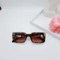 Chic retro square sunglasses with chic tortoise shell frame and gradient brown lenses. - Tortoiseshell Frame Tea Lens