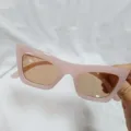 Detailaufnahme von rosa Katzenaugen-Sonnenbrille, Retro-Damen-Mode dekoratives Accessoire. - Cat-Eye / Gelee Rosa
