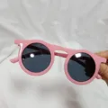 Vista de detalle gafas de sol redondas retro rosa, accesorio de moda tendencia 01 - Redondo / Marco Rosa Lente Gris
