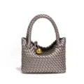 Metallic silberne gewebte Handtasche für Damen, schicke Henkeltasche mit Goldkugel-Anhänger. - Klein (B1971#) / Metallic-Grau
