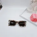 Gedetailleerd overzicht van stijlvolle vierkante zonnebrillen met schildpadprint wit. - Gelei Wit Luipaard Frame