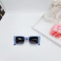 Stijlvolle lichtblauwe vierkante zonnebril detailopname, retro modebril met gegradueerde lenzen. - Blauw