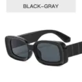 Modische schwarze quadratische Sonnenbrille mit breiten Bügeln im Retro-Vintage-Stil. - Glänzend Schwarz / Graue Gläser