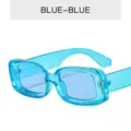 Modische, transparente blaue Sonnenbrille im quadratischen Stil mit breiten Bügeln. - Transparent Blauer Rahmen Blaue Linse