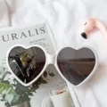 Lunettes de soleil vintage en forme de coeur blanc, accessoire tendance pour look chic. - Blanc