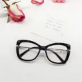 Elegante montura de gafas estilo ojo de gato negra con detalles metálicos muy chic. - Negro