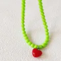 Grüne Perlenkette mit einem leuchtend roten Herzanhänger, trendige Schlüsselbeinkette. - Grasgrün