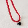 Rote Perlenkette mit schwarzem Herzanhänger, stilvoller Feiertags-Schlüsselbeinkettenschmuck. - Rot