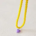 Gelbe Perlenkette mit lila Herzanhänger, wunderschöner Damenschmuck für den Alltag. - Gelb