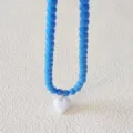 Blaue Perlenkette mit einem weißen Herzanhänger, stilvolle süße Schlüsselbeinkette für Damen. - Blau