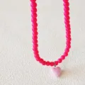 Rosa Perlenkette mit Herzanhänger, süßer Stil kurze Kette Variante für Damen und Mädchen. - Fuchsia