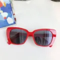 Schicke rote Sonnenbrille mit quadratischem Gestell für Damen, stilvolle Retro-Brille. - Rot