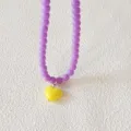 Lila Perlenkette mit gelbem Herzanhänger, trendige kurze Schlüsselbeinkette Variante. - Lila