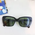 Damen Sonnenbrille mit quadratischem Vollrandgestell und dunklen Gläsern für stilvolle Outfits. - Mattschwarz Dunkelgrün