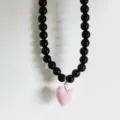 Schwarze Perlenhalskette mit süßem rosa Herz-Anhänger, süße Schlüsselbeinkette für den Alltag. - Schwarze Kette Rosa Herz