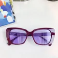 Schicke Damen Sonnenbrille in quadratischer Form mit dunkellila Gestell und lila Gläsern. - Lila