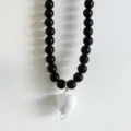 Schwarze Perlenkette mit weißem Herz Anhänger trendiger Mode Choker Schmuck Accessoire Alltag - Schwarze Kette Weißes Herz