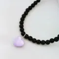 Schwarze Perlenkette mit einem lila Herzanhänger, stilvolle und süße Schlüsselbeinkette. - Schwarze Kette Lilafarbenes Herz
