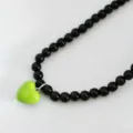 Elegante schwarze Perlenkette mit einem leuchtend grünen Herzanhänger für Damen und Mädchen. - Schwarze Kette Grünes Herz